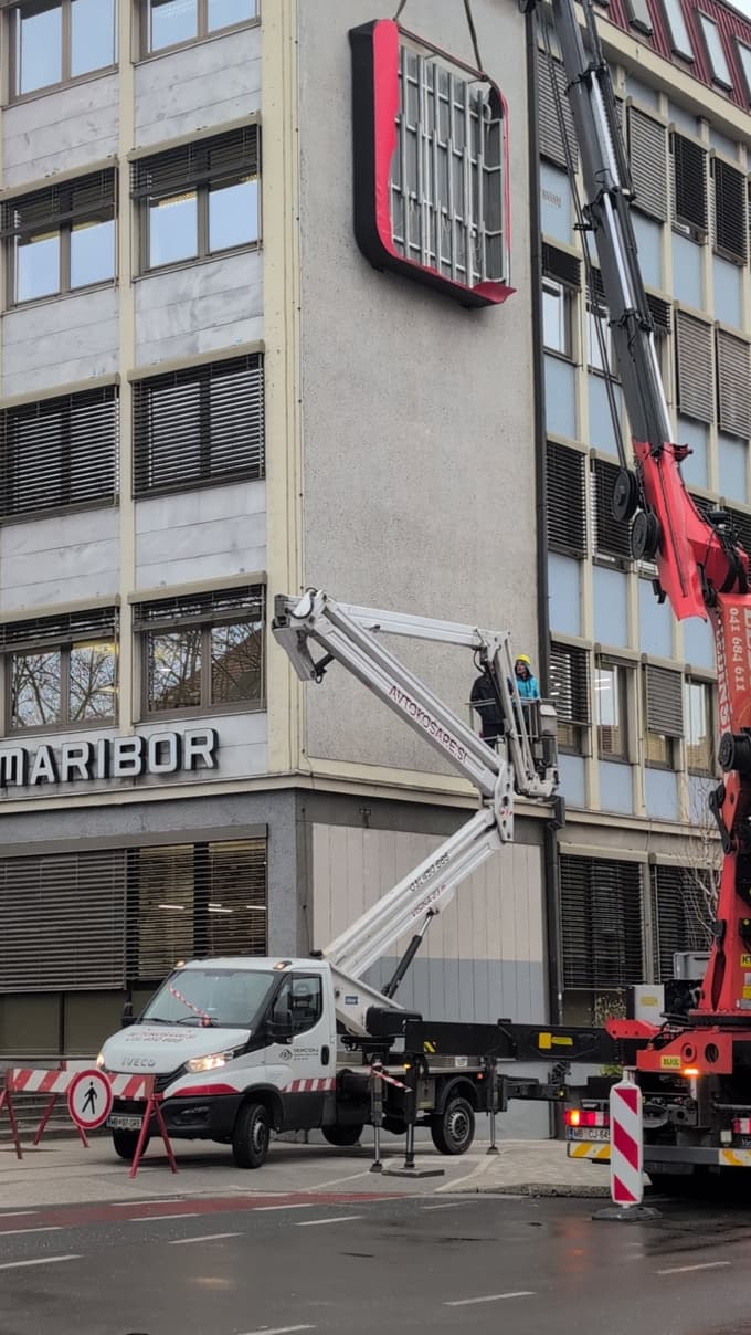 (FOTO) Mimoidoči ugibali, ali je poseg posledica močnega vetra: Zakaj je stavba Elektra Maribor ostala brez logotipa?