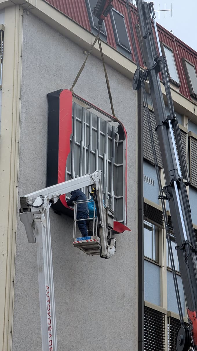 (FOTO) Mimoidoči ugibali, ali je poseg posledica močnega vetra: Zakaj je stavba Elektra Maribor ostala brez logotipa?