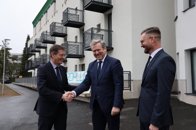 Rektor UM Zdravko Kačič, minister za visoko šolstvo, znanost in inovacije Igor Papič in Borut Gaber, direktor Študentskih domov UM