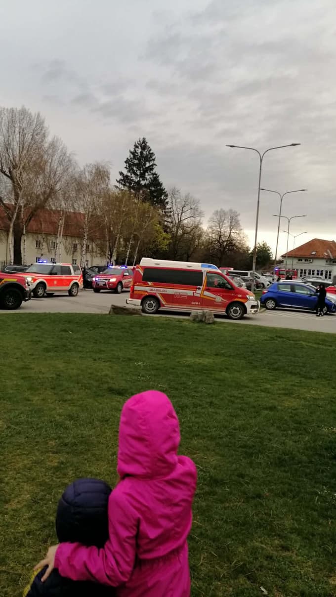 (FOTO in VIDEO) Snežni zameti odrezali otroke na Treh Kraljih, v dolino so jih pripeljali gasilci