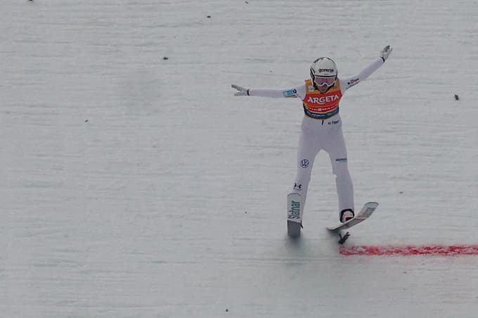 (FOTO) Poletela je 242,5 metra! Nika Prevc na treningu v Planici izboljšala svoj svetovni rekord