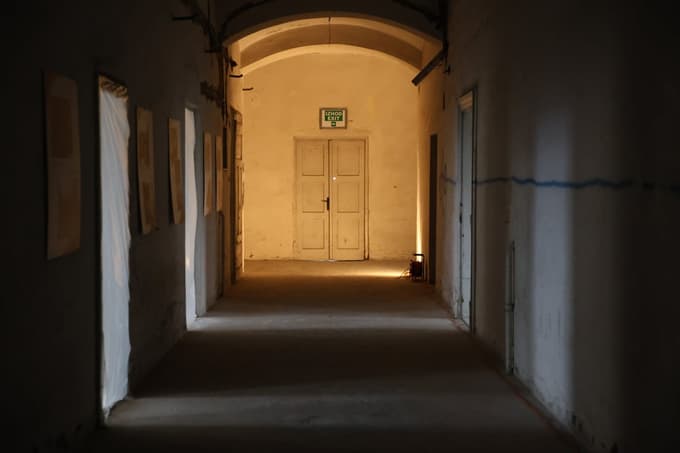 (FOTO) Po zgodovini in prostorih moške kaznilnice: Zakaj nas je vodnik priganjal s piščalko?