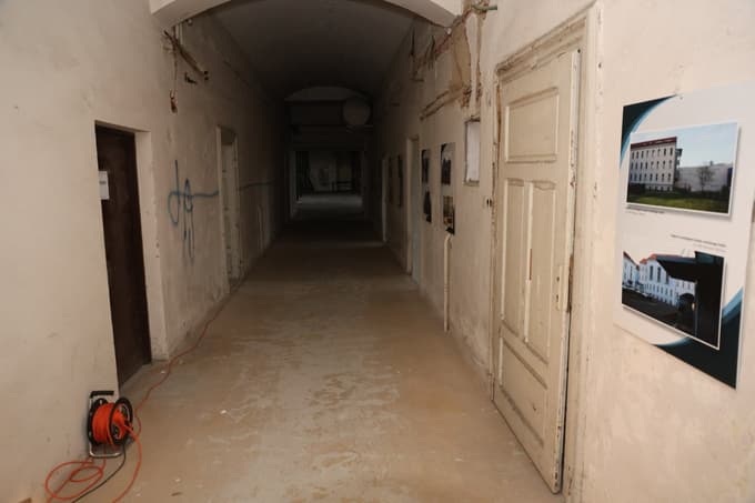 (FOTO) Po zgodovini in prostorih moške kaznilnice: Zakaj nas je vodnik priganjal s piščalko?