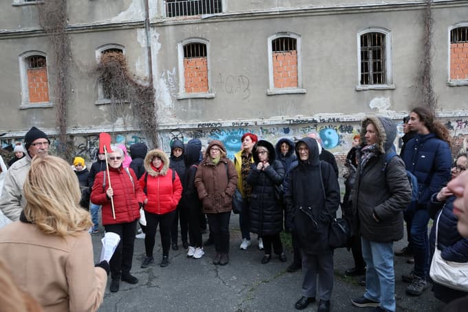 (FOTO) Po zgodovini in prostorih moške kaznilnice: Zakaj nas je vodnik priganjal s piščalko?