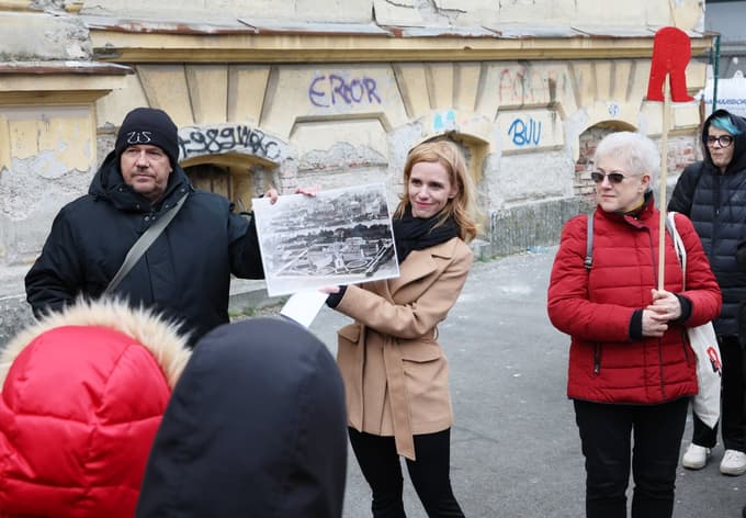 (FOTO) Po zgodovini in prostorih moške kaznilnice: Zakaj nas je vodnik priganjal s piščalko?
