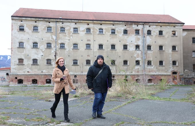 Katja Treer in Vid Kmetič sta že izkušena vodnika po nekdanji moški kaznilnici, ki še danes buri duhove. 