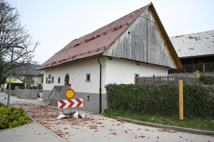 Veter je poškodoval tudi Prešernovo rojstno hišo. 