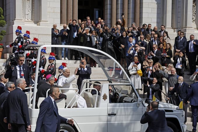 (FOTO) Papež na obisku v Monaku, obsodil je vrzel med bogatimi in revnimi