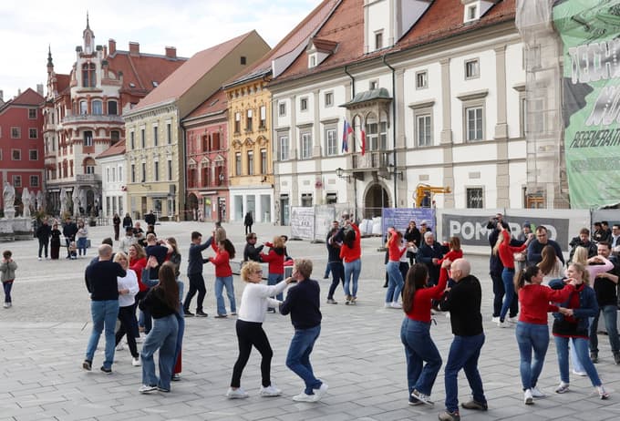 Ruedo, vrsto salse, je zaplesalo okoli trideset plesalcev. 