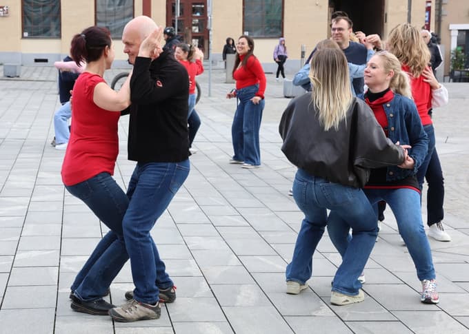 (FOTO in VIDEO) V središču Maribora zaplesali in se pridružili svetovnemu dogodku: Plešimo in življenje bo lažje!