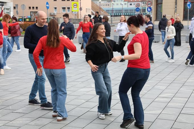 (FOTO in VIDEO) V središču Maribora zaplesali in se pridružili svetovnemu dogodku: Plešimo in življenje bo lažje!