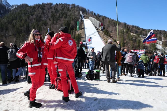 (FOTO) Med navijači v Planici: Veste, do kod bo šla Nika? Tukaj za nami, v VIP-šotoru bo pristala!