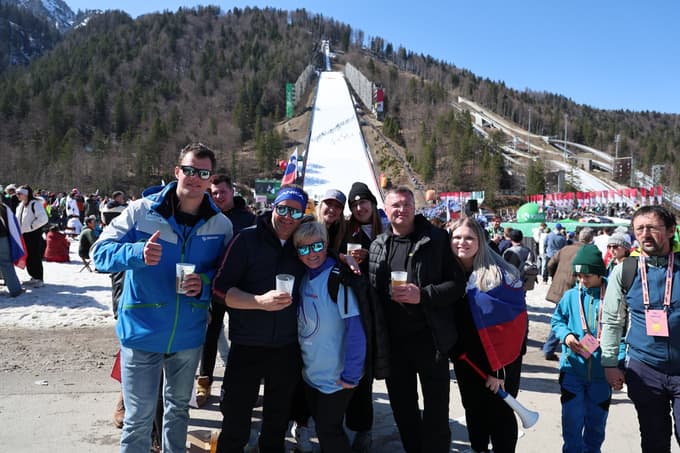 (FOTO) Med navijači v Planici: Veste, do kod bo šla Nika? Tukaj za nami, v VIP-šotoru bo pristala!