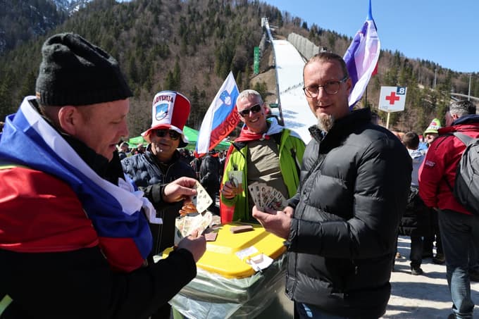 (FOTO) Med navijači v Planici: Veste, do kod bo šla Nika? Tukaj za nami, v VIP-šotoru bo pristala!