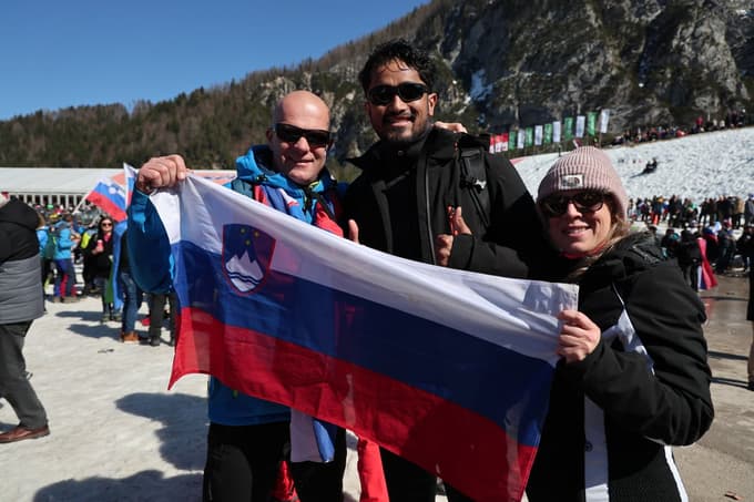 (FOTO) Med navijači v Planici: Veste, do kod bo šla Nika? Tukaj za nami, v VIP-šotoru bo pristala!