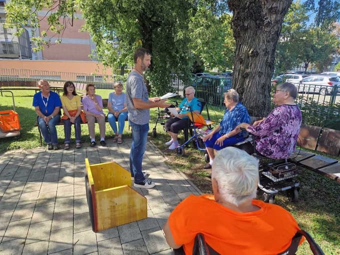 Direktor doma Marko Slavič deli priznanja za rusko kegljanje.