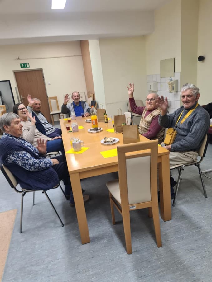 Dom Danice Vogrinec: Zaključek igranja pikada vodi prostovoljka.