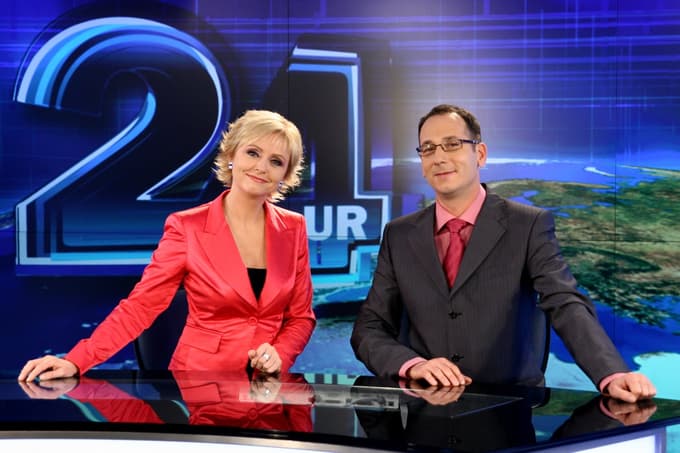 V starem studiu se je nabralo nešteto spominov.