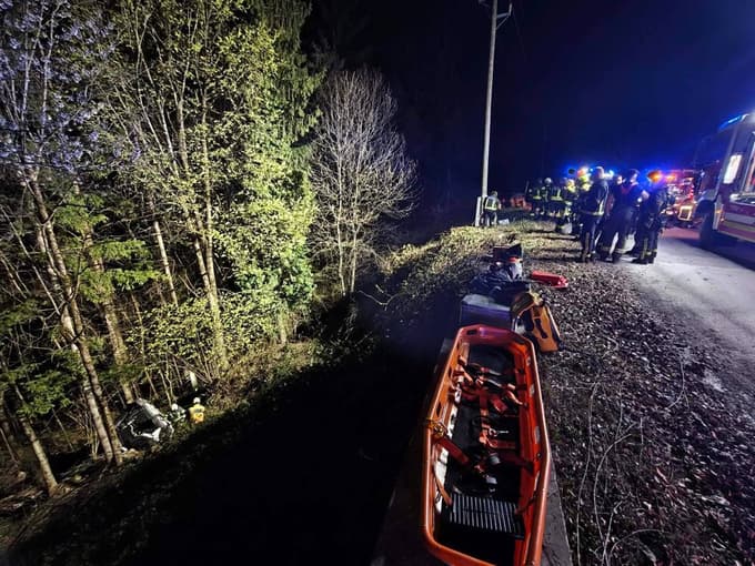 (FOTO) 34-letnica vozila pod vplivom alkohola, obrnilo jo je na streho, končala pa je v bolnišnici