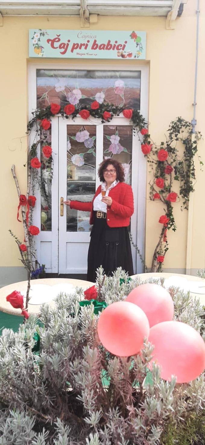 Metka Cesar pred čajnico