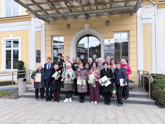 Megagobelin: Medgeneracijska zgodba desetletja na Ravnah, stkana v 11.704 urah