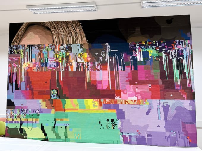 Megagobelin: Medgeneracijska zgodba desetletja na Ravnah, stkana v 11.704 urah