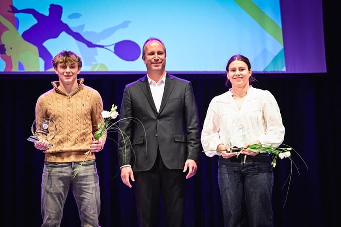 Župan Marko Soršak z naj športnikoma leta 2025 - Metko Lobnik in Tilnom Koserjem