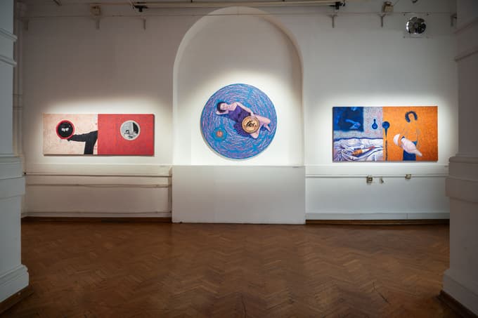 "Šubičeva slikarska dela se tako vzpostavljajo v polju subtilne napetosti med barvo, telesnostjo in pogledom."