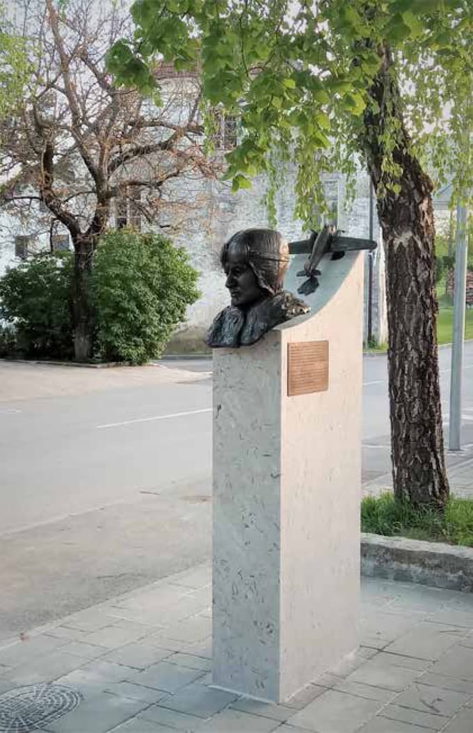 Katja Majer: Spomenik Juriju Kraigerju - Žoru, Hrašče pri Postojni, maj 2023