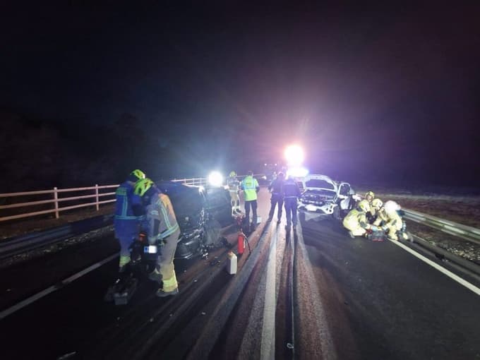 (FOTO) Huda prometna nesreča: Voznici čelno trčili, povzročiteljica prehitevala prek polne črte