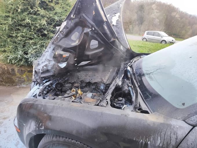 (FOTO) Zagorelo osebno vozilo, še pred prihodom gasilcev, je lastnik pogasil ogenj