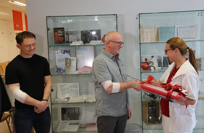 Maribor - krvodajalca Jožef Gantar (desno) in Dejan Paler sta svojo kri darovala že 100-tič; Center za transfuzijsko medicino UKC Maribor, - -