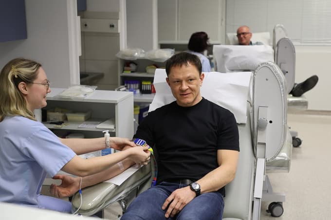 Maribor - krvodajalca Jožef Gantar (v ozadju) in Dejan Paler sta svojo kri darovala že 100-tič; Center za transfuzijsko medicino UKC Maribor, - -