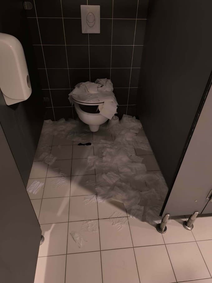 (FOTO) V Hočah vandalizem v športni dvorani: Polomljeni pokrovi straniščnih školjk, zamašeni odtoki, razmetan papir