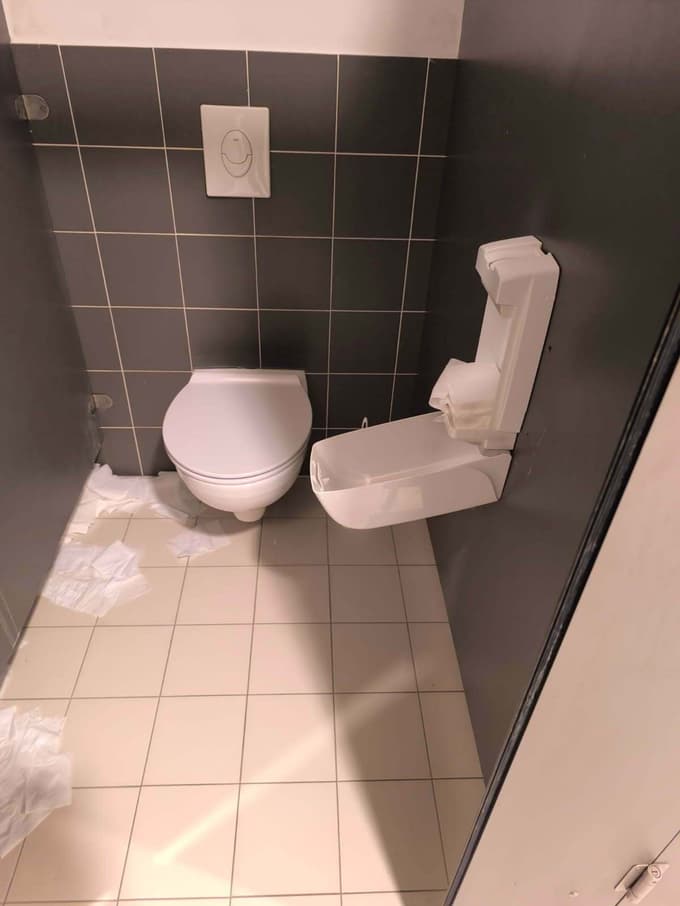 (FOTO) V Hočah vandalizem v športni dvorani: Polomljeni pokrovi straniščnih školjk, zamašeni odtoki, razmetan papir