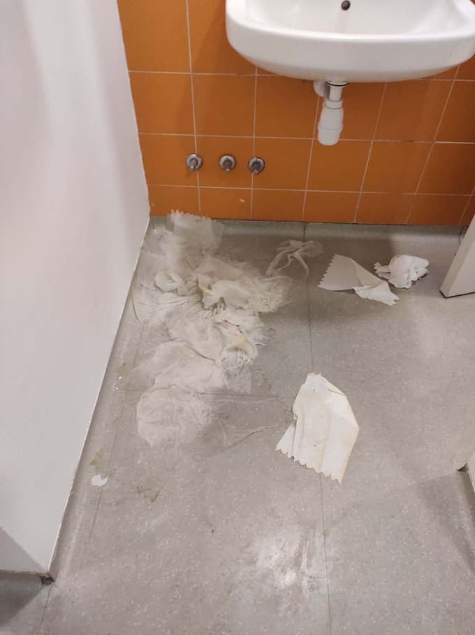 (FOTO) V Hočah vandalizem v športni dvorani: Polomljeni pokrovi straniščnih školjk, zamašeni odtoki, razmetan papir