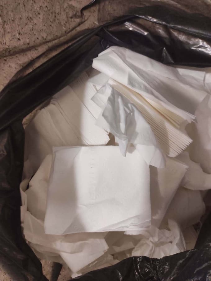 (FOTO) V Hočah vandalizem v športni dvorani: Polomljeni pokrovi straniščnih školjk, zamašeni odtoki, razmetan papir