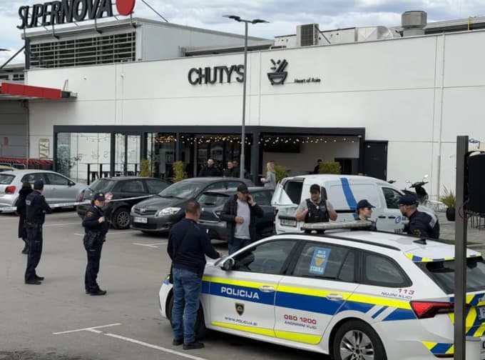 Nekaj minut pred 13. uro sta domnevno dva tatova na Mercatorjevem parkirišču v koprski Šalari skušala ukrasti denar iz avta varnostne službe.