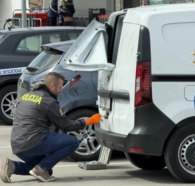 Policisti in kriminalisti so v nekaj minutah prihiteli na prizorišče poskusa tatvine, zavarovali prostor in z zvitih zadnjih vrat pobrali sledi.