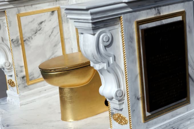 S skulpturo se avtorji norčujejo iz Trumpove prenove Bele hiše.