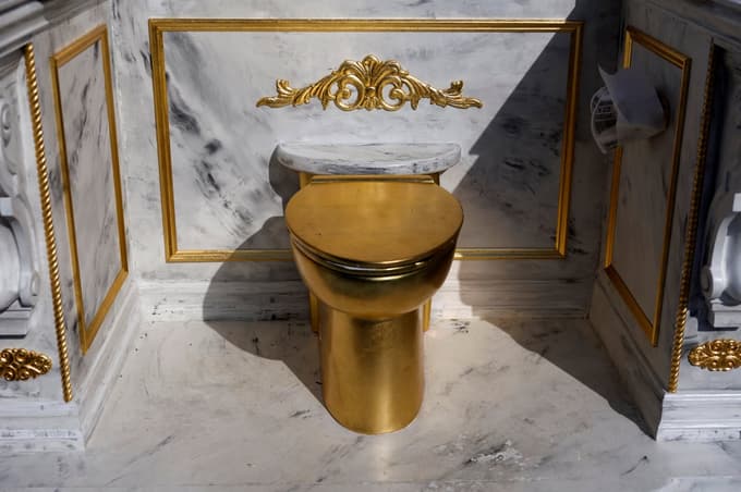 (FOTO) V parku v bližini Bele hiše postavili zlato straniščno školjko: "Prestol, vreden kralja"