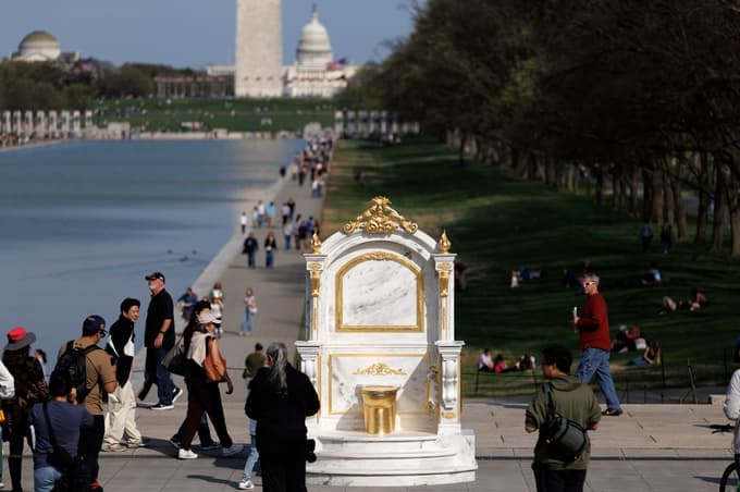 (FOTO) V parku v bližini Bele hiše postavili zlato straniščno školjko: "Prestol, vreden kralja"