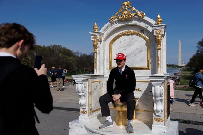 (FOTO) V parku v bližini Bele hiše postavili zlato straniščno školjko: "Prestol, vreden kralja"