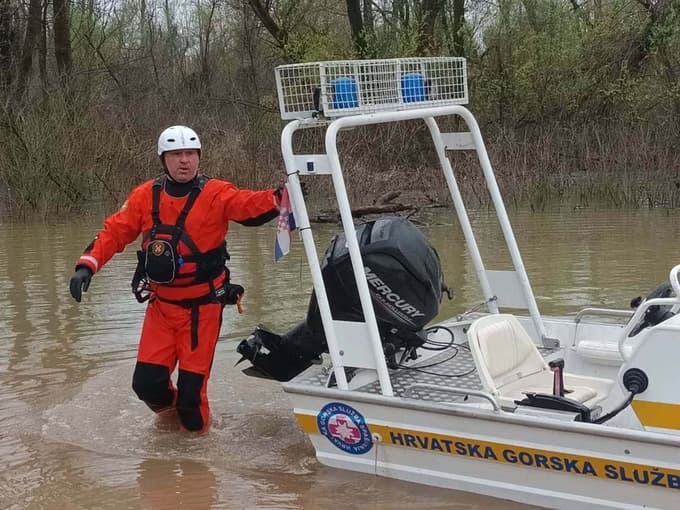 (FOTO) Obsežna reševalna akcija na Savi: V neprehodnem močvirju obtičalo več deset ljudi