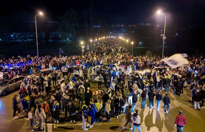 Soccer Football - FIFA World Cup - UEFA Qualifiers - Finals - Bosnia and Herzegovina v Italy - Zenica, Bosnia and Herzegovina - April 1, 2026 A drone view of Bosnia and Herzegovina fans celebrating qualifying for the FIFA World Cup outside the stadium after the match REUTERS/Dado Ruvic