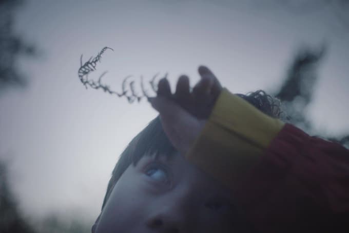 Film Zakaj skačem nam poskuša prikazati, kako je biti ujet v avtistično telo.  