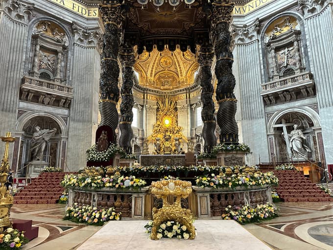 Bazilika svetega Petra velja za največjo cerkev na svetu. V njej opravljajo pomembna bogoslužja. Tako je bila za veliko noč okrašena pred enim letom.