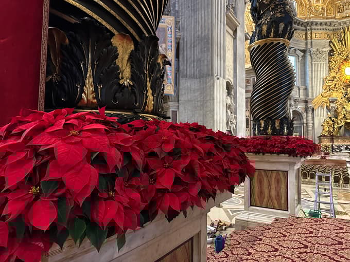 Okoli vsakega stebra je veliko dekoracije oziroma rož.