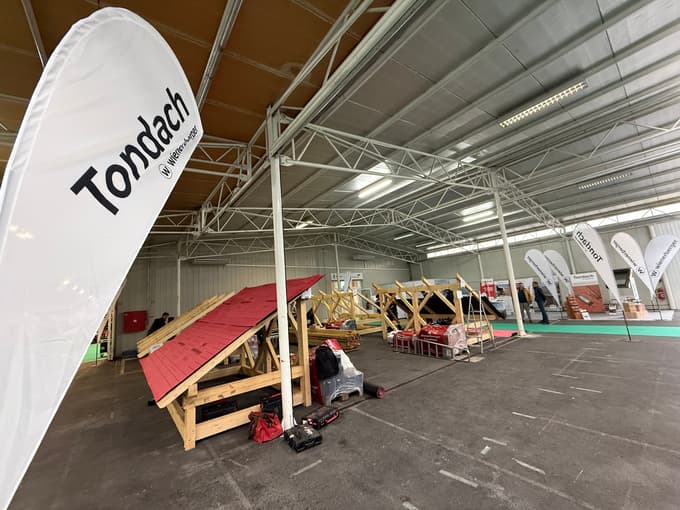 wienerberger, generalni sponzor, je za tekmovanje doniral strešnike iz lokalnega proizvodnega obrata in strešna okna.