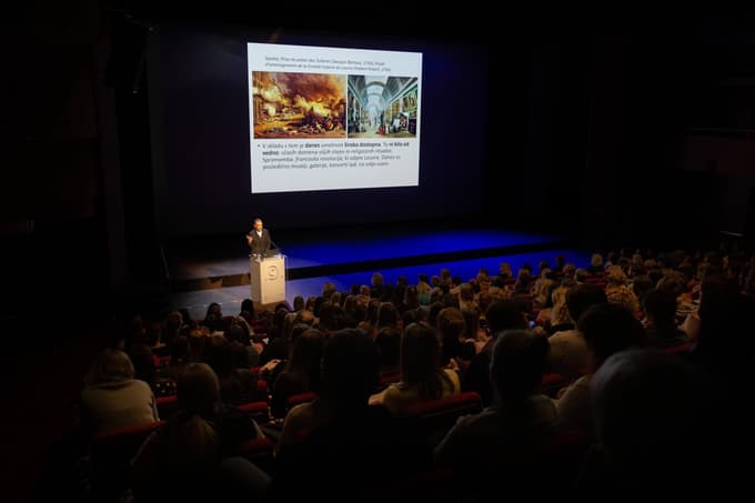 Ministrica Vrečko: Če bo umetnost del odraščanja otrok, bodo tudi kot odrasli del solidarne in ustvarjalne družbe